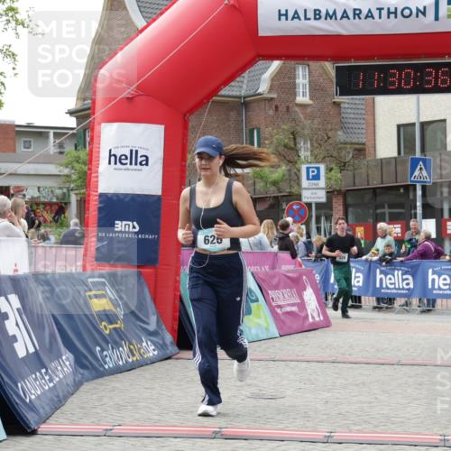 10.05.2026 - 8. Wedeler Halbmarathon Yannick Fuchs http://msf.ph/oto/9714549 10.05.2026 11:30:35 Ziel 294, 326, 626 meine-sportfotos.de
