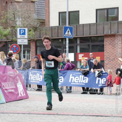 10.05.2026 - 8. Wedeler Halbmarathon Yannick Fuchs http://msf.ph/oto/9714564 10.05.2026 11:30:37 Ziel 294, 326, 626 meine-sportfotos.de