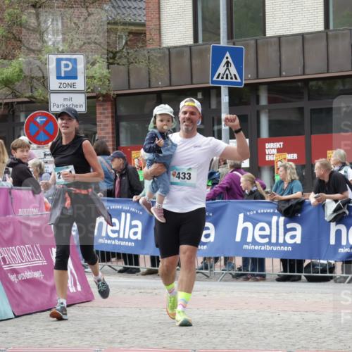 10.05.2026 - 8. Wedeler Halbmarathon Yannick Fuchs http://msf.ph/oto/9714720 10.05.2026 11:31:01 Ziel 433, 872, 873, 910, 2154 meine-sportfotos.de