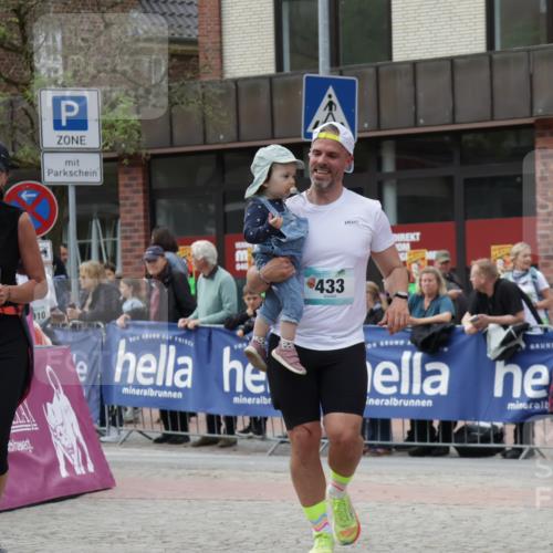10.05.2026 - 8. Wedeler Halbmarathon Yannick Fuchs http://msf.ph/oto/9714742 10.05.2026 11:31:02 Ziel 433, 872, 873, 910, 2154 meine-sportfotos.de