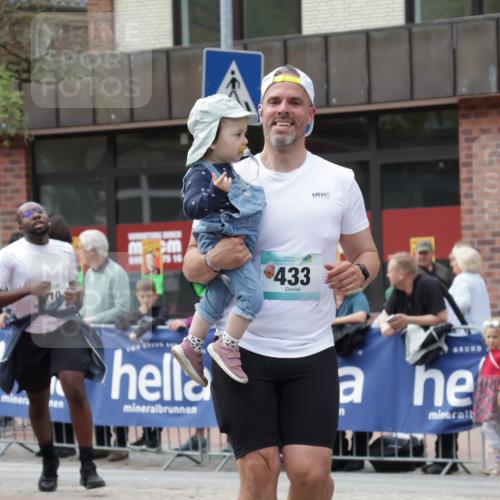 10.05.2026 - 8. Wedeler Halbmarathon Yannick Fuchs http://msf.ph/oto/9714749 10.05.2026 11:31:03 Ziel 433, 872, 873, 910, 2154 meine-sportfotos.de