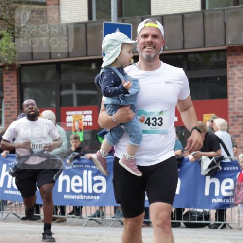 10.05.2026 - 8. Wedeler Halbmarathon Yannick Fuchs http://msf.ph/oto/9714752 10.05.2026 11:31:03 Ziel 433, 872, 873, 910, 2154 meine-sportfotos.de