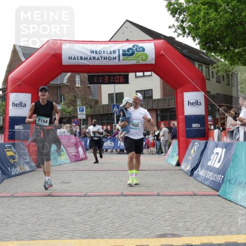 10.05.2026 - 8. Wedeler Halbmarathon Yannick Fuchs http://msf.ph/oto/9714766 10.05.2026 11:31:04 Ziel 433, 872, 873, 910, 981, 2154 meine-sportfotos.de