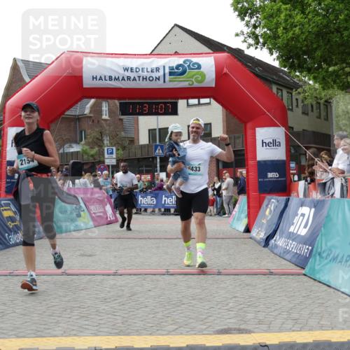 10.05.2026 - 8. Wedeler Halbmarathon Yannick Fuchs http://msf.ph/oto/9714774 10.05.2026 11:31:05 Ziel 433, 873, 910, 981, 2154 meine-sportfotos.de