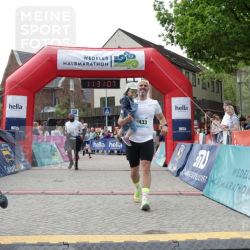 10.05.2026 - 8. Wedeler Halbmarathon Yannick Fuchs http://msf.ph/oto/9714785 10.05.2026 11:31:06 Ziel 433, 852, 910, 981, 2154 meine-sportfotos.de