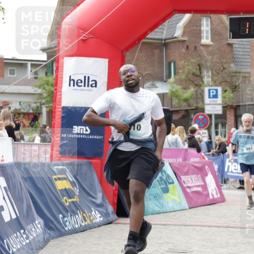10.05.2026 - 8. Wedeler Halbmarathon Yannick Fuchs http://msf.ph/oto/9714793 10.05.2026 11:31:07 Ziel 433, 852, 910, 981, 2154 meine-sportfotos.de
