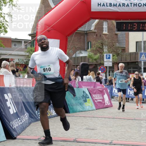 10.05.2026 - 8. Wedeler Halbmarathon Yannick Fuchs http://msf.ph/oto/9714802 10.05.2026 11:31:07 Ziel 433, 852, 910, 981, 2154 meine-sportfotos.de