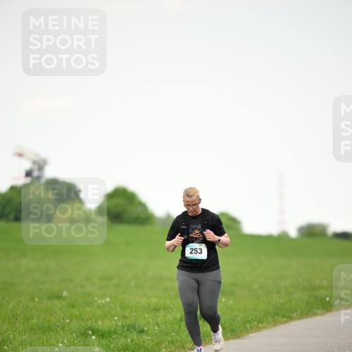 10.05.2026 - 8. Wedeler Halbmarathon Dr. Thomas Lammeyer http://msf.ph/oto/9714803 10.05.2026 12:23:59 Laufen 253 meine-sportfotos.de