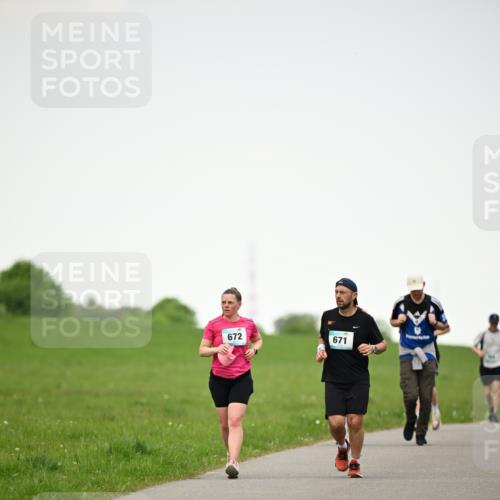 10.05.2026 - 8. Wedeler Halbmarathon Dr. Thomas Lammeyer http://msf.ph/oto/9714868 10.05.2026 12:24:07 Laufen 672, 671 meine-sportfotos.de