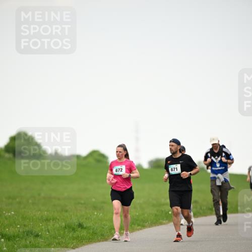 10.05.2026 - 8. Wedeler Halbmarathon Dr. Thomas Lammeyer http://msf.ph/oto/9714870 10.05.2026 12:24:08 Laufen 672, 671 meine-sportfotos.de