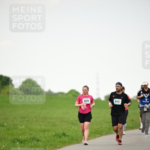 10.05.2026 - 8. Wedeler Halbmarathon Dr. Thomas Lammeyer http://msf.ph/oto/9714875 10.05.2026 12:24:08 Laufen 672, 671 meine-sportfotos.de