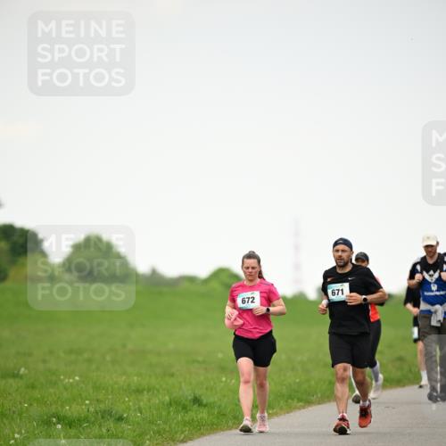 10.05.2026 - 8. Wedeler Halbmarathon Dr. Thomas Lammeyer http://msf.ph/oto/9714877 10.05.2026 12:24:08 Laufen 672, 671 meine-sportfotos.de