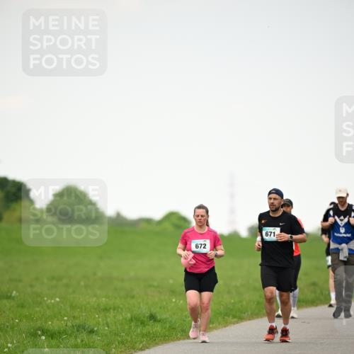10.05.2026 - 8. Wedeler Halbmarathon Dr. Thomas Lammeyer http://msf.ph/oto/9714879 10.05.2026 12:24:08 Laufen 672, 671 meine-sportfotos.de