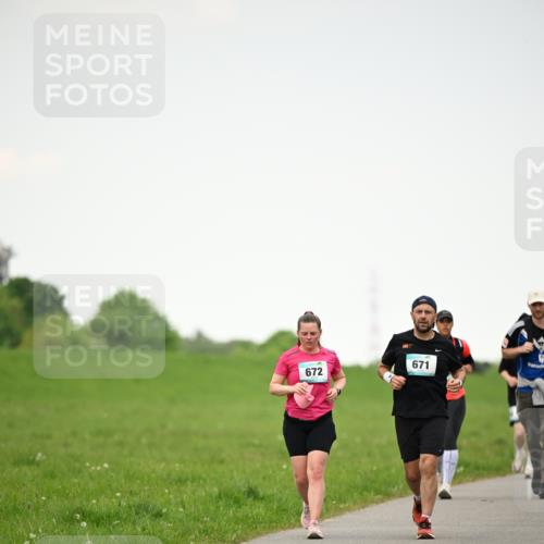 10.05.2026 - 8. Wedeler Halbmarathon Dr. Thomas Lammeyer http://msf.ph/oto/9714880 10.05.2026 12:24:09 Laufen 672, 671 meine-sportfotos.de