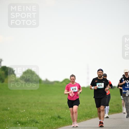 10.05.2026 - 8. Wedeler Halbmarathon Dr. Thomas Lammeyer http://msf.ph/oto/9714882 10.05.2026 12:24:09 Laufen 671, 672 meine-sportfotos.de