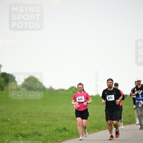 10.05.2026 - 8. Wedeler Halbmarathon Dr. Thomas Lammeyer http://msf.ph/oto/9714884 10.05.2026 12:24:09 Laufen 672, 671 meine-sportfotos.de
