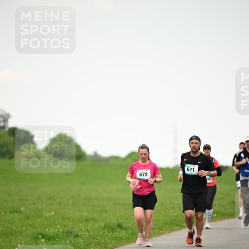 10.05.2026 - 8. Wedeler Halbmarathon Dr. Thomas Lammeyer http://msf.ph/oto/9714885 10.05.2026 12:24:09 Laufen 672, 671 meine-sportfotos.de