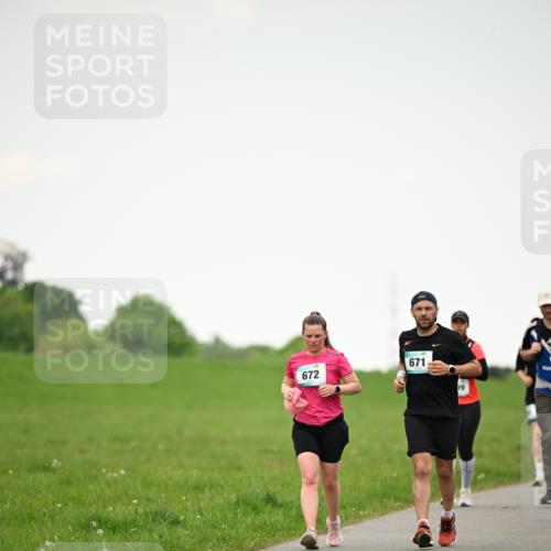 10.05.2026 - 8. Wedeler Halbmarathon Dr. Thomas Lammeyer http://msf.ph/oto/9714887 10.05.2026 12:24:09 Laufen 672, 671 meine-sportfotos.de