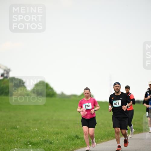 10.05.2026 - 8. Wedeler Halbmarathon Dr. Thomas Lammeyer http://msf.ph/oto/9714888 10.05.2026 12:24:09 Laufen 672, 671 meine-sportfotos.de
