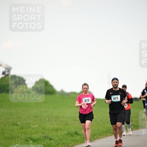 10.05.2026 - 8. Wedeler Halbmarathon Dr. Thomas Lammeyer http://msf.ph/oto/9714890 10.05.2026 12:24:09 Laufen 672, 671 meine-sportfotos.de