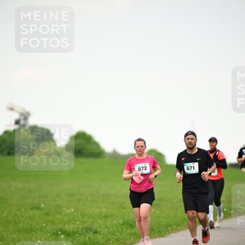 10.05.2026 - 8. Wedeler Halbmarathon Dr. Thomas Lammeyer http://msf.ph/oto/9714891 10.05.2026 12:24:10 Laufen 672, 671 meine-sportfotos.de