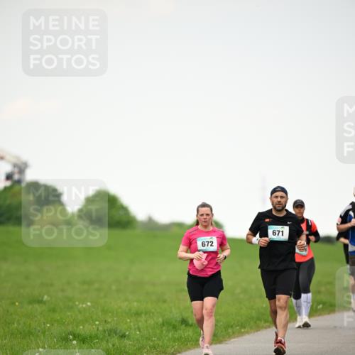 10.05.2026 - 8. Wedeler Halbmarathon Dr. Thomas Lammeyer http://msf.ph/oto/9714894 10.05.2026 12:24:09 Laufen 672, 671 meine-sportfotos.de