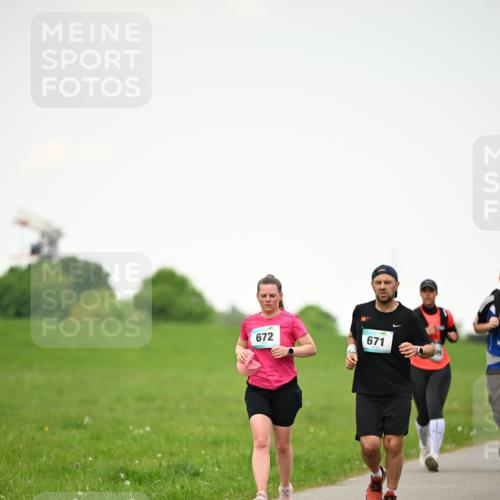 10.05.2026 - 8. Wedeler Halbmarathon Dr. Thomas Lammeyer http://msf.ph/oto/9714898 10.05.2026 12:24:10 Laufen 672, 671 meine-sportfotos.de