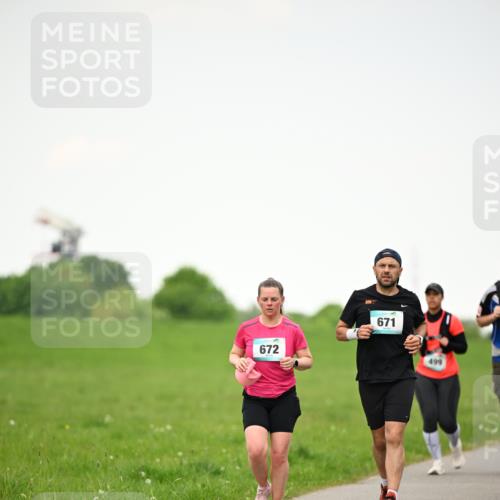 10.05.2026 - 8. Wedeler Halbmarathon Dr. Thomas Lammeyer http://msf.ph/oto/9714905 10.05.2026 12:24:11 Laufen 672, 671, 499 meine-sportfotos.de