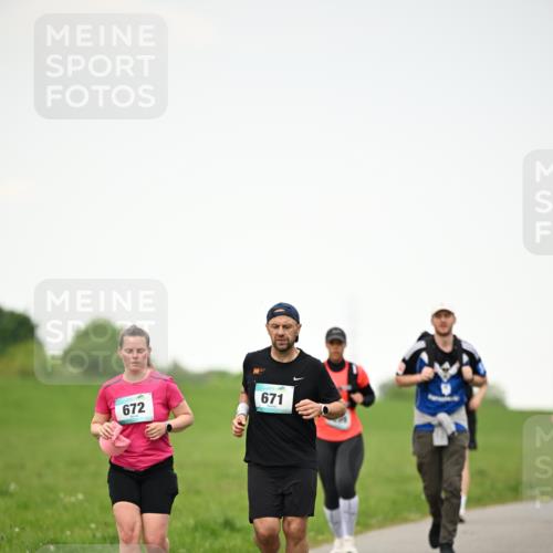 10.05.2026 - 8. Wedeler Halbmarathon Dr. Thomas Lammeyer http://msf.ph/oto/9714911 10.05.2026 12:24:12 Laufen 671, 672 meine-sportfotos.de