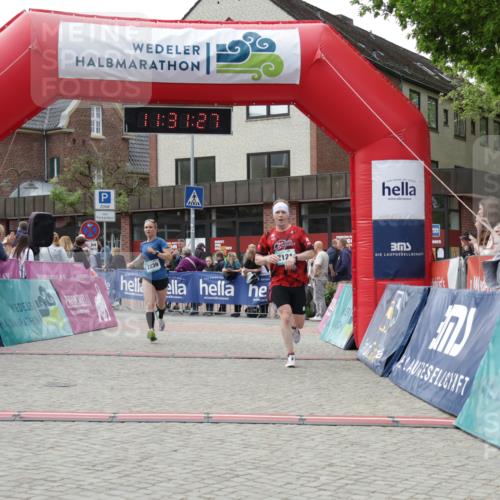 10.05.2026 - 8. Wedeler Halbmarathon Yannick Fuchs http://msf.ph/oto/9714912 10.05.2026 11:31:26 Ziel 2121, 2239 meine-sportfotos.de
