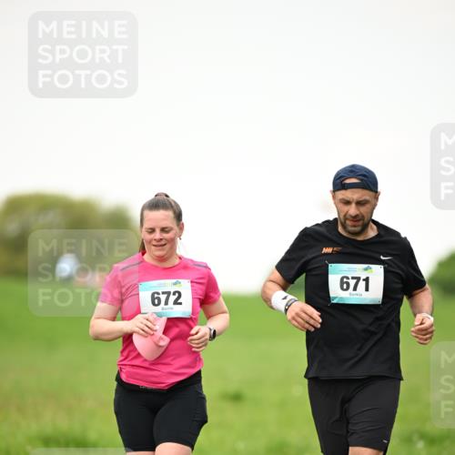 10.05.2026 - 8. Wedeler Halbmarathon Dr. Thomas Lammeyer http://msf.ph/oto/9714958 10.05.2026 12:24:16 Laufen 672, 102, 671 meine-sportfotos.de