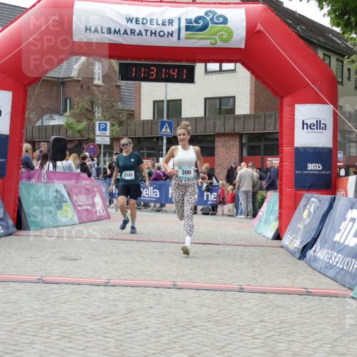 10.05.2026 - 8. Wedeler Halbmarathon Yannick Fuchs http://msf.ph/oto/9715046 10.05.2026 11:31:39 Ziel 300, 2101, 2199, 2244 meine-sportfotos.de