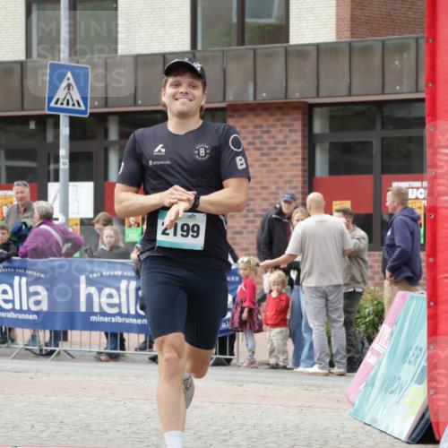 10.05.2026 - 8. Wedeler Halbmarathon Yannick Fuchs http://msf.ph/oto/9715073 10.05.2026 11:31:42 Ziel 300, 555, 2101, 2199 meine-sportfotos.de