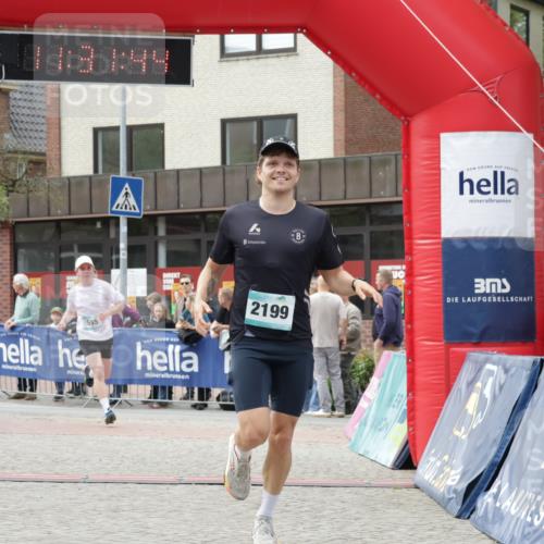 10.05.2026 - 8. Wedeler Halbmarathon Yannick Fuchs http://msf.ph/oto/9715081 10.05.2026 11:31:42 Ziel 300, 555, 2101, 2199 meine-sportfotos.de