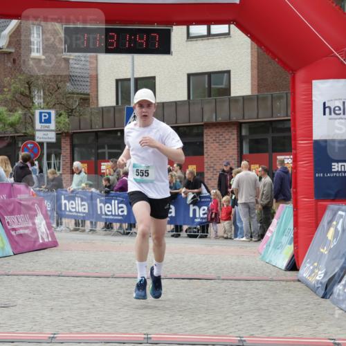 10.05.2026 - 8. Wedeler Halbmarathon Yannick Fuchs http://msf.ph/oto/9715112 10.05.2026 11:31:45 Ziel 300, 555, 2101, 2199 meine-sportfotos.de