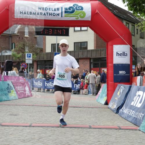 10.05.2026 - 8. Wedeler Halbmarathon Yannick Fuchs http://msf.ph/oto/9715122 10.05.2026 11:31:46 Ziel 555, 2101, 2199 meine-sportfotos.de