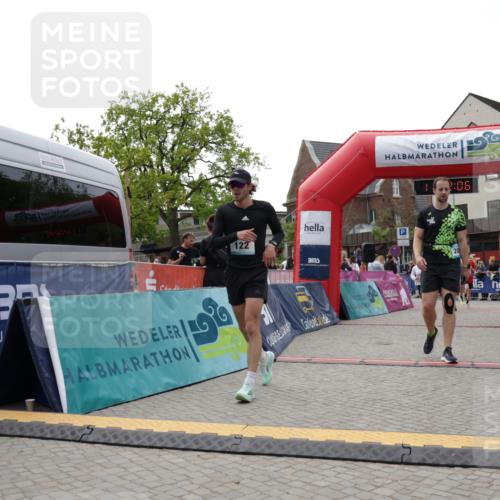 10.05.2026 - 8. Wedeler Halbmarathon Yannick Fuchs http://msf.ph/oto/9715252 10.05.2026 11:32:05 Ziel 46, 122, 508, 939, 990, 2091 meine-sportfotos.de