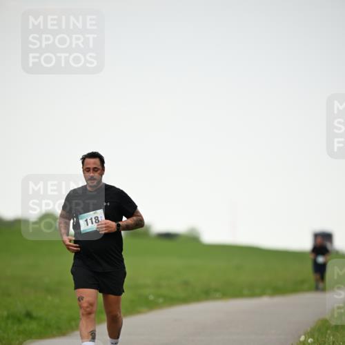10.05.2026 - 8. Wedeler Halbmarathon Dr. Thomas Lammeyer http://msf.ph/oto/9715312 10.05.2026 12:26:12 Laufen 118 meine-sportfotos.de
