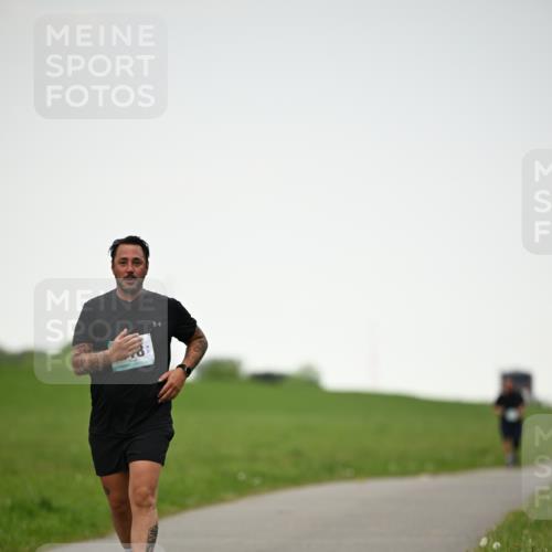 10.05.2026 - 8. Wedeler Halbmarathon Dr. Thomas Lammeyer http://msf.ph/oto/9715317 10.05.2026 12:26:13 Laufen  meine-sportfotos.de