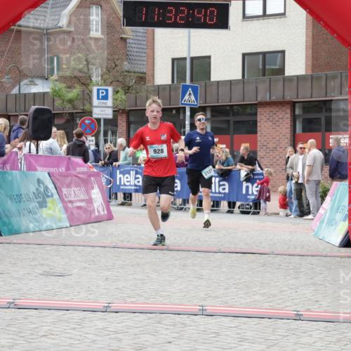 10.05.2026 - 8. Wedeler Halbmarathon Yannick Fuchs http://msf.ph/oto/9715435 10.05.2026 11:32:38 Ziel 928, 944, 2127 meine-sportfotos.de