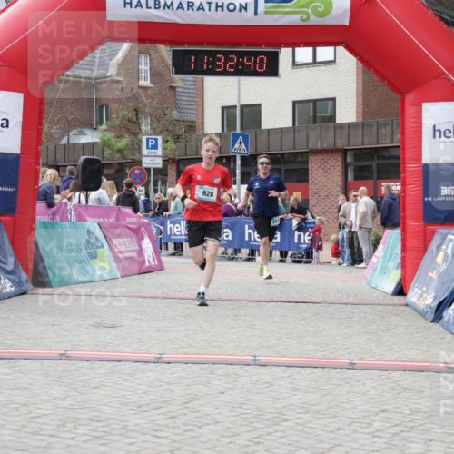 10.05.2026 - 8. Wedeler Halbmarathon Yannick Fuchs http://msf.ph/oto/9715441 10.05.2026 11:32:38 Ziel 928, 944, 2127 meine-sportfotos.de