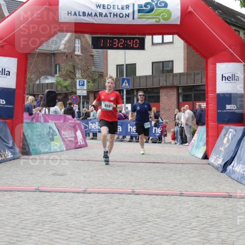10.05.2026 - 8. Wedeler Halbmarathon Yannick Fuchs http://msf.ph/oto/9715444 10.05.2026 11:32:38 Ziel 928, 944, 2127 meine-sportfotos.de
