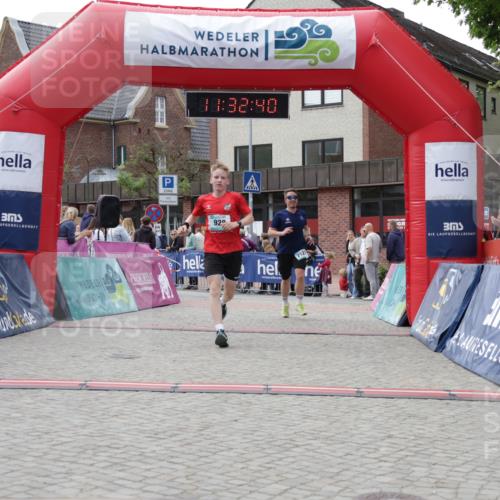 10.05.2026 - 8. Wedeler Halbmarathon Yannick Fuchs http://msf.ph/oto/9715446 10.05.2026 11:32:39 Ziel 244, 928, 2127 meine-sportfotos.de