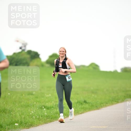 10.05.2026 - 8. Wedeler Halbmarathon Dr. Thomas Lammeyer http://msf.ph/oto/9715454 10.05.2026 12:27:46 Laufen  meine-sportfotos.de
