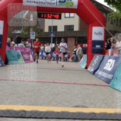 10.05.2026 - 8. Wedeler Halbmarathon Yannick Fuchs http://msf.ph/oto/9715530 10.05.2026 11:32:46 Ziel 244, 654, 656, 943, 2016 meine-sportfotos.de