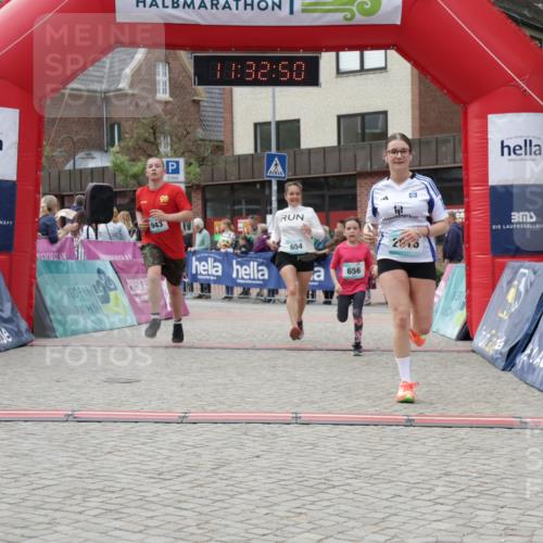 10.05.2026 - 8. Wedeler Halbmarathon Yannick Fuchs http://msf.ph/oto/9715550 10.05.2026 11:32:48 Ziel 244, 654, 656, 661, 943, 2016 meine-sportfotos.de