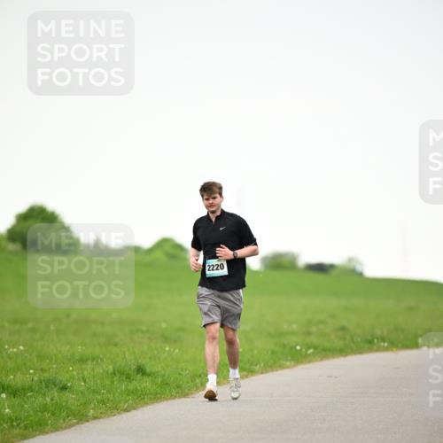 10.05.2026 - 8. Wedeler Halbmarathon Dr. Thomas Lammeyer http://msf.ph/oto/9715561 10.05.2026 12:28:02 Laufen 2220 meine-sportfotos.de