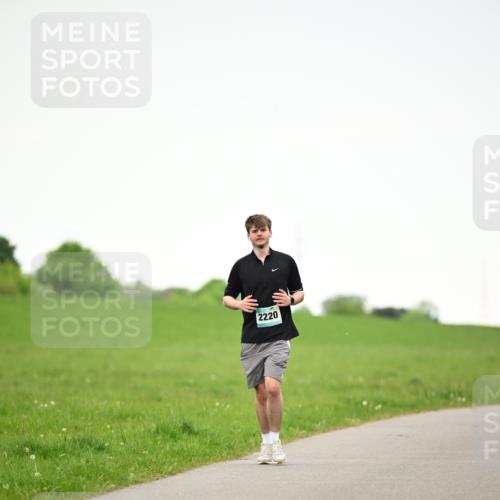 10.05.2026 - 8. Wedeler Halbmarathon Dr. Thomas Lammeyer http://msf.ph/oto/9715565 10.05.2026 12:28:03 Laufen 2220 meine-sportfotos.de