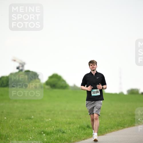 10.05.2026 - 8. Wedeler Halbmarathon Dr. Thomas Lammeyer http://msf.ph/oto/9715567 10.05.2026 12:28:04 Laufen 2220 meine-sportfotos.de