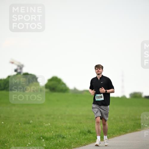 10.05.2026 - 8. Wedeler Halbmarathon Dr. Thomas Lammeyer http://msf.ph/oto/9715570 10.05.2026 12:28:04 Laufen 2220 meine-sportfotos.de